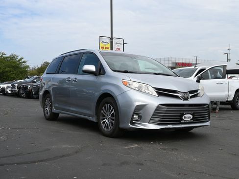 Used 2019 Toyota Sienna XLE FWD image 3