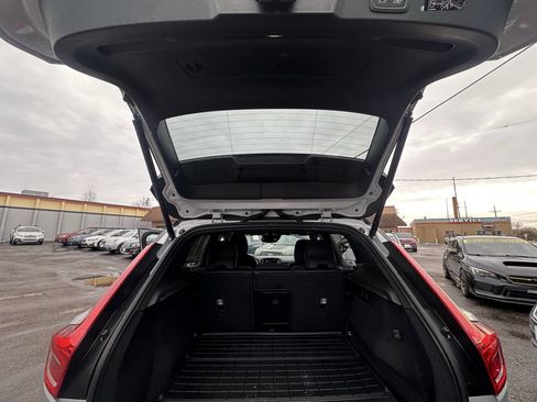 Used 2020 Volvo XC40 T5 R-Design image 4