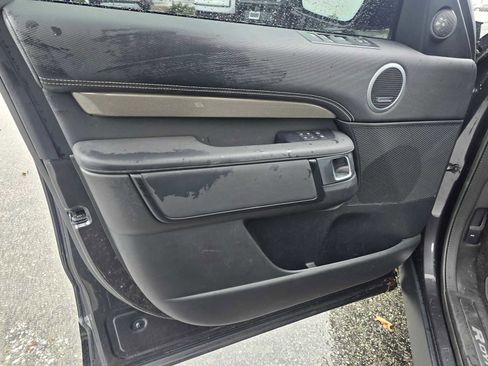 Used 2023 Land Rover Discovery Metropolitan Edition image 23