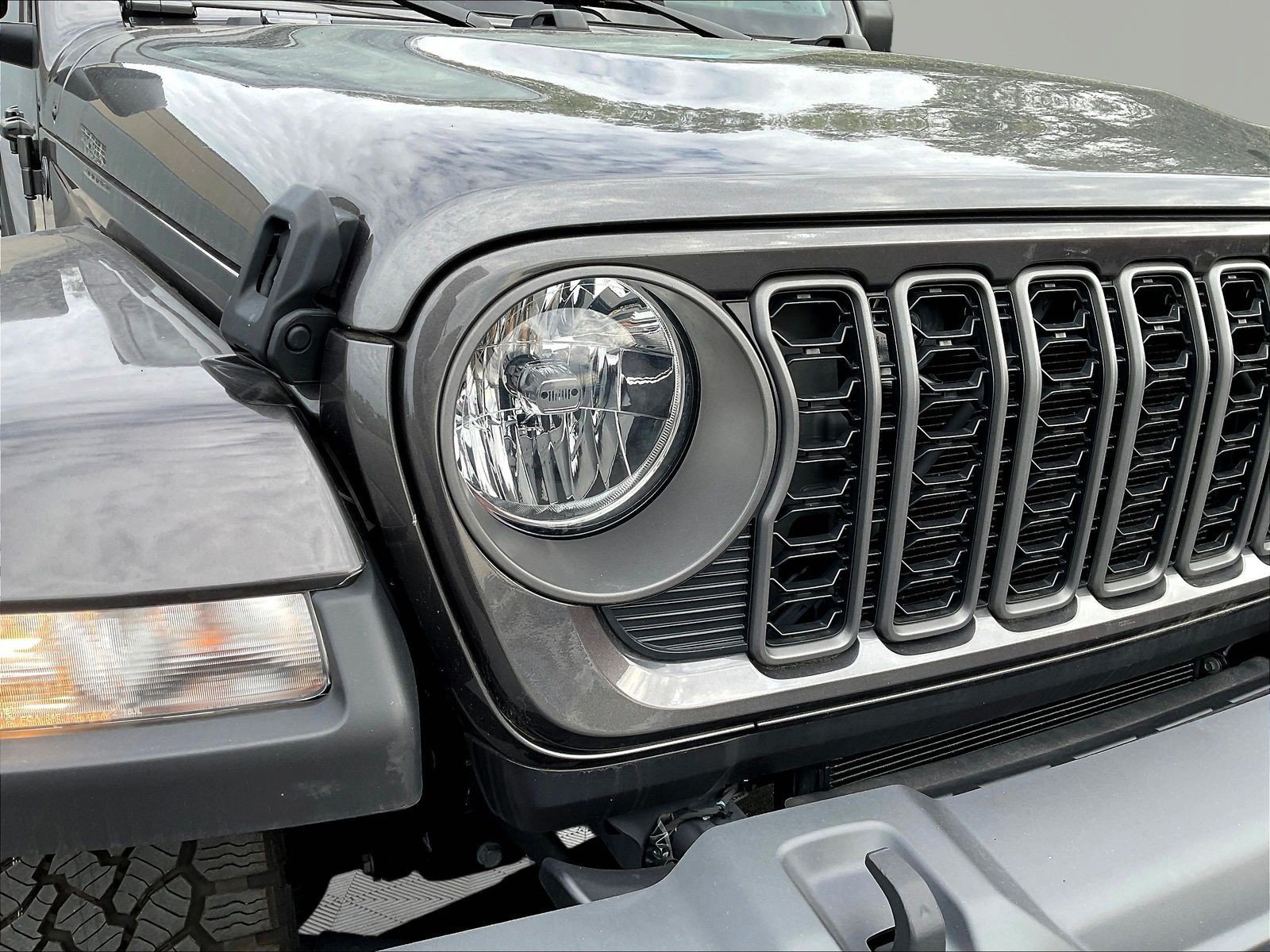 Used 2025 Jeep Gladiator Sport AWD/4WD image 31