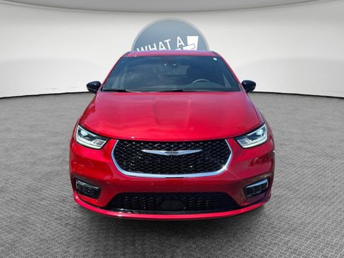 Certified 2025 Chrysler Pacifica Select AWD/4WD image 9