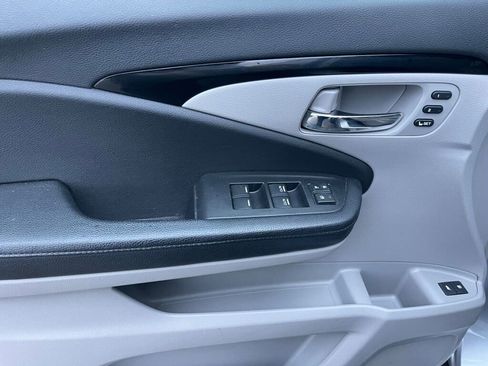 Used 2017 Honda Pilot Touring image 6