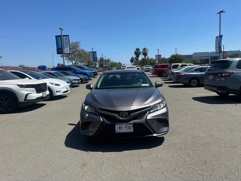 Used 2018 Toyota Camry SE FWD image 1