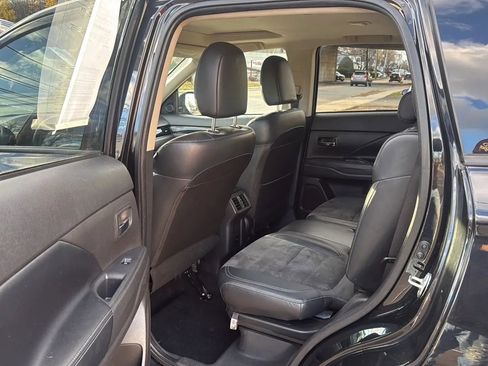 Used 2020 Mitsubishi Outlander AWD image 28