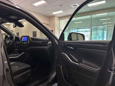 Certified 2024 Toyota Highlander XSE image 29