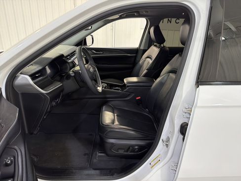 Used 2023 Jeep Grand Cherokee Limited w/ Black Appearance Package image 10