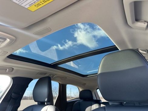 Certified 2025 Volvo XC60 B5 Core image 19