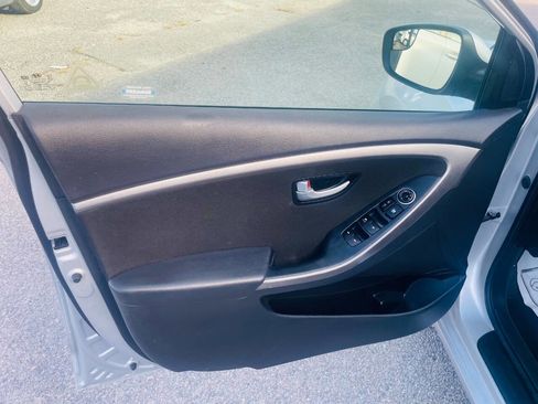Used 2017 Hyundai Elantra GT image 14