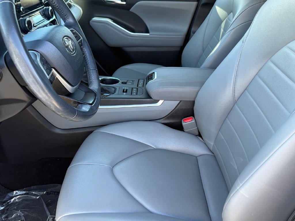 Certified 2022 Toyota Highlander XLE AWD/4WD image 30