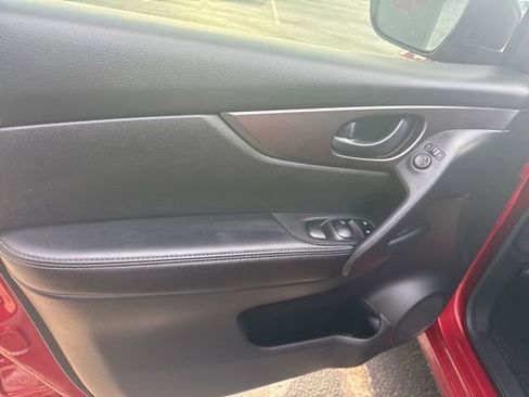 Used 2021 Nissan Rogue Sport S image 12