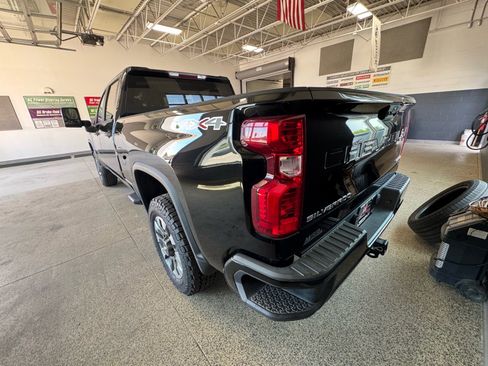 Used 2022 Chevrolet Silverado 2500 Custom w/ Custom Value Package AWD/4WD image 7