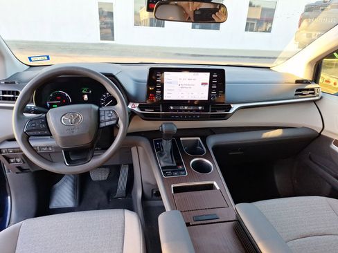 Used 2024 Toyota Sienna LE image 18