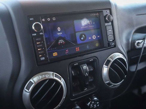 Used 2017 Jeep Wrangler Unlimited Sahara w/ Connectivity Group AWD/4WD image 21
