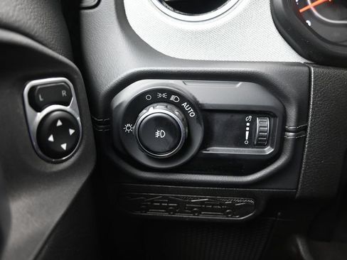 Used 2025 Jeep Wrangler Unlimited Sahara AWD/4WD image 18