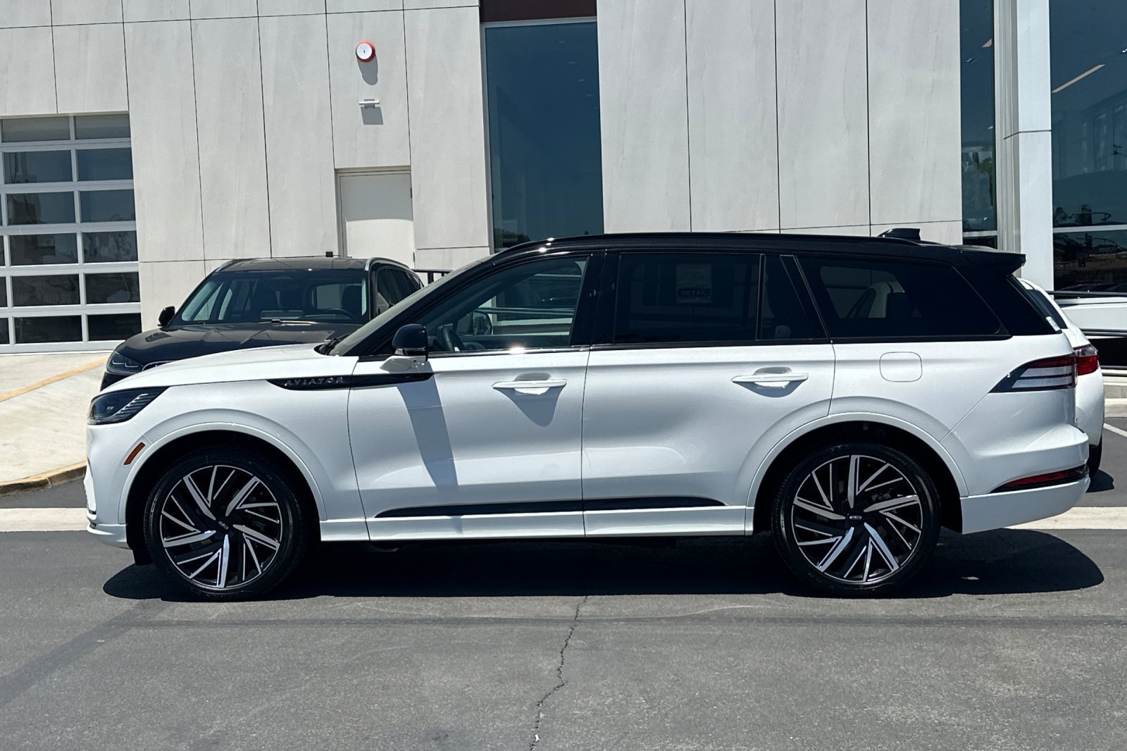 New 2026 Lincoln Aviator Black Label w/ Black Label Special Edition AWD/4WD image 6