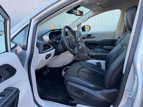 Used 2024 Chrysler Pacifica Touring-L image 15