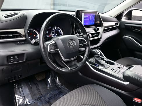 Used 2024 Toyota Highlander LE AWD/4WD image 13