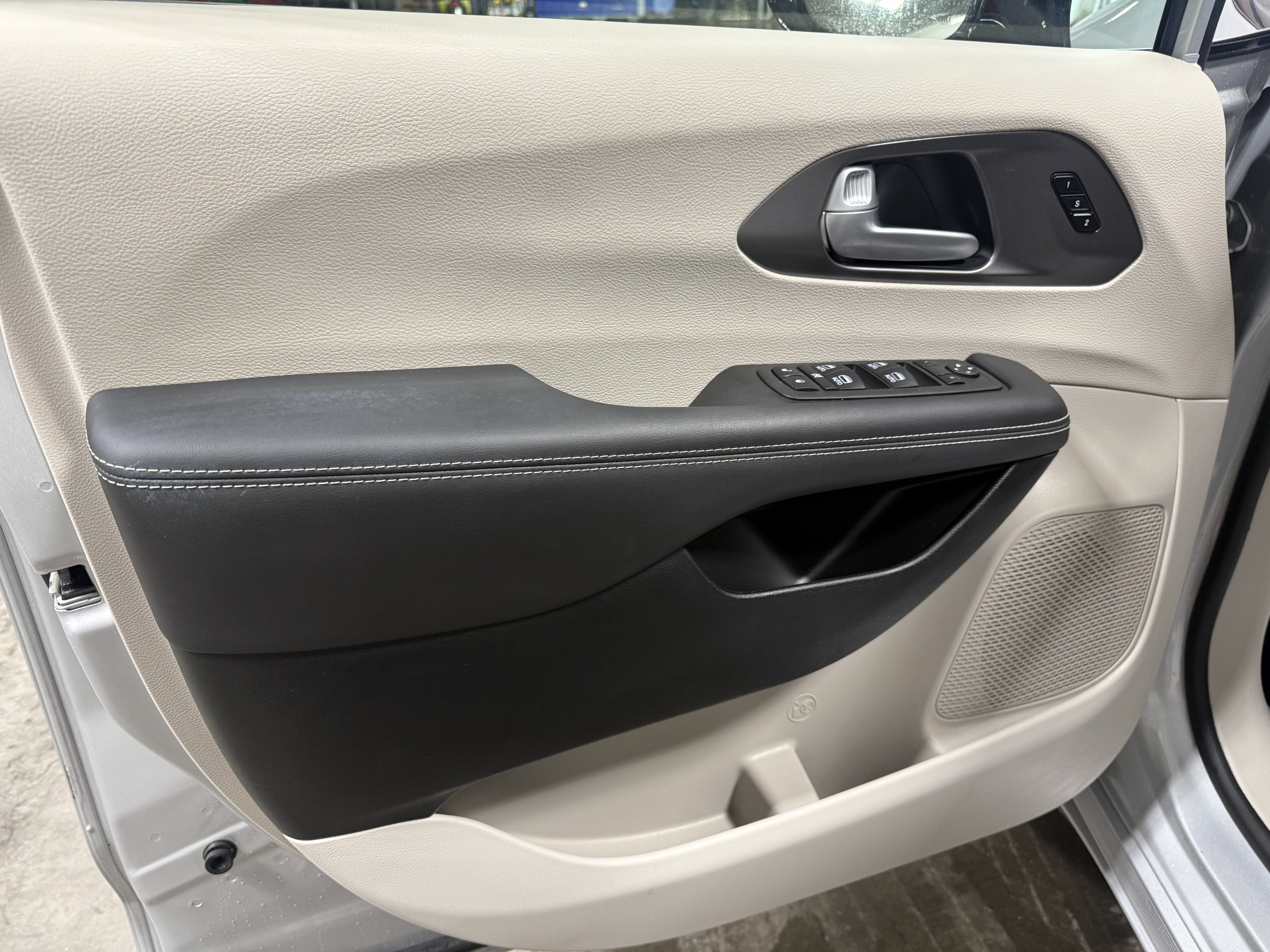 Used 2024 Chrysler Pacifica Touring-L w/ Uconnect Theater Family Group AWD/4WD image 17