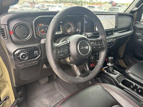 Used 2025 Jeep Wrangler Unlimited Rubicon image 19