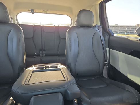 Certified 2023 Kia Carnival EX image 6