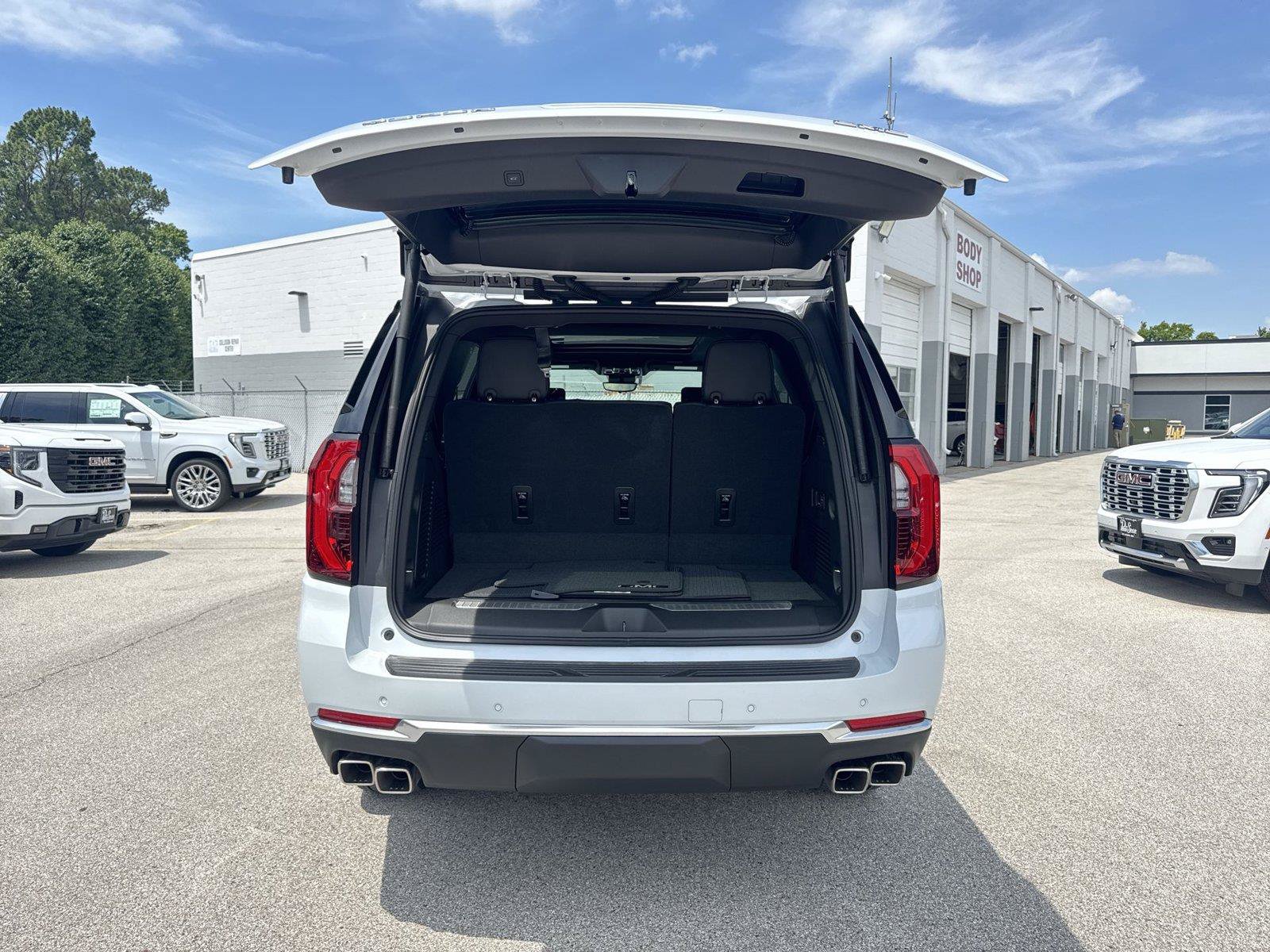 New 2026 GMC Yukon Denali w/ Denali Reserve Package AWD/4WD image 25