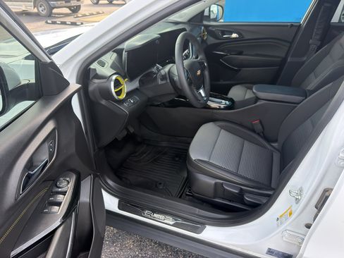 Used 2024 Chevrolet Trax LT w/ Driver Confidence Package FWD image 8