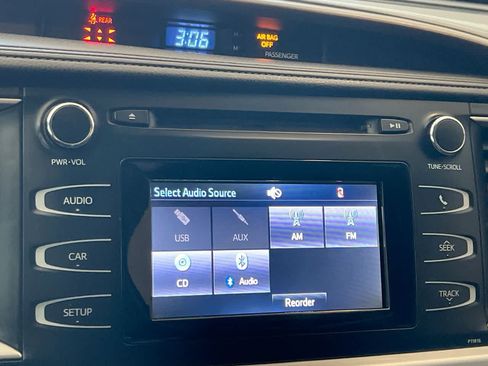 Used 2019 Toyota Highlander LE AWD/4WD image 16