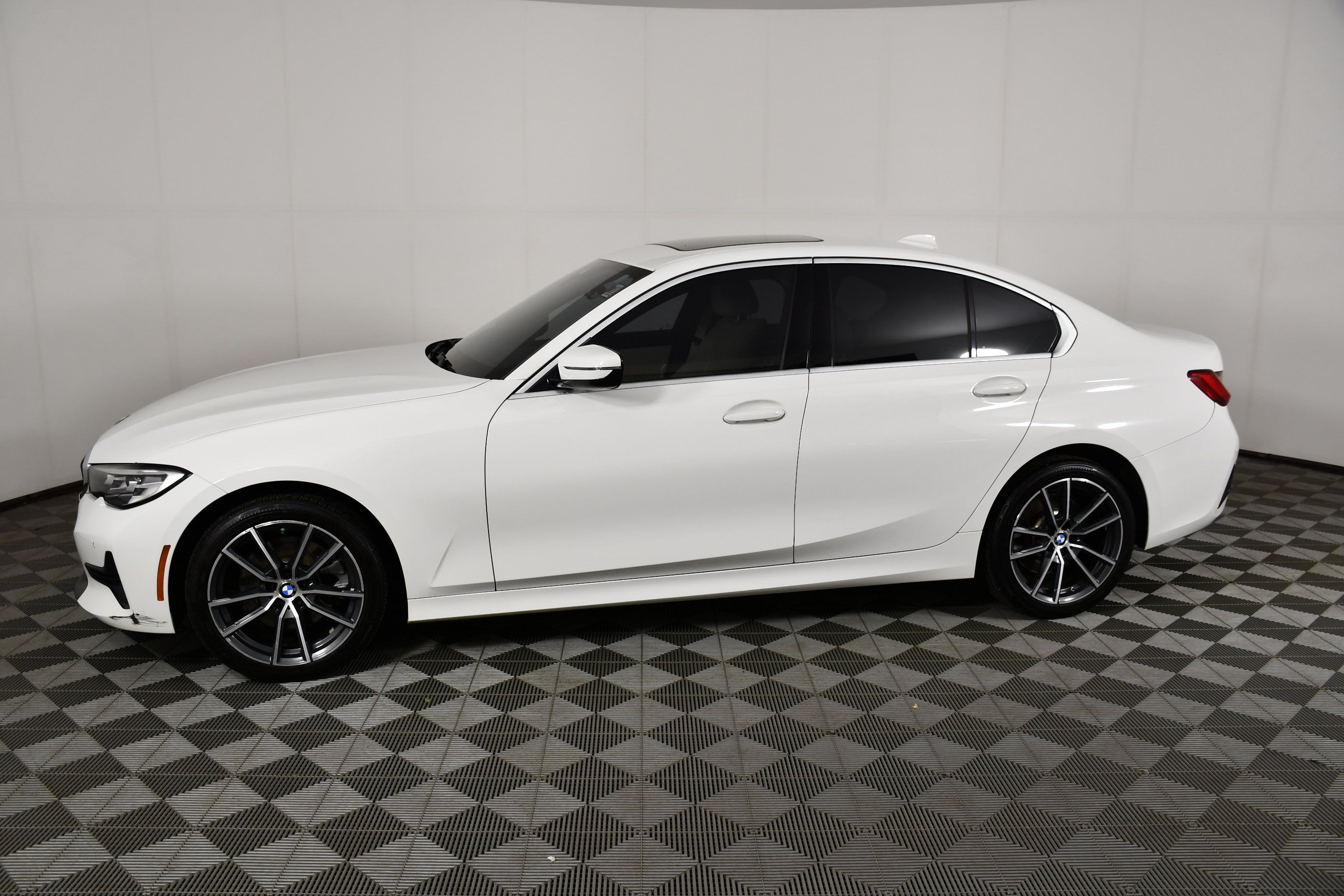 Used 2019 BMW 330i xDrive Sedan w/ Driving Assistance Package AWD/4WD image 9