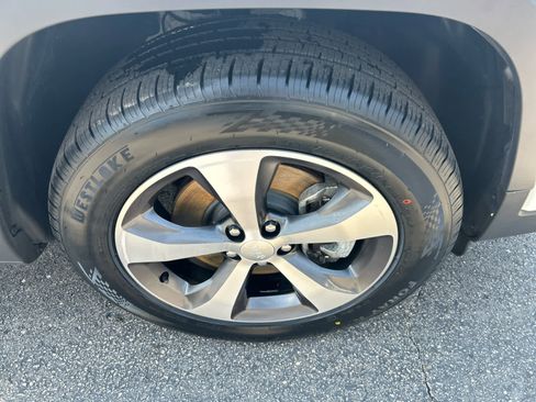 Used 2022 Jeep Cherokee Limited image 9