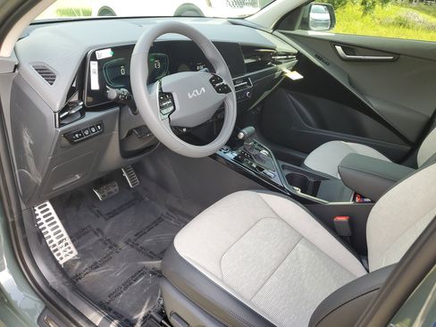 New 2025 Kia Niro SX Touring image 18