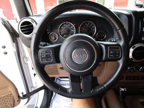 Used 2018 Jeep Wrangler Sahara w/ Dual Top Group AWD/4WD image 8