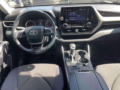 Used 2022 Toyota Highlander LE AWD/4WD image 13