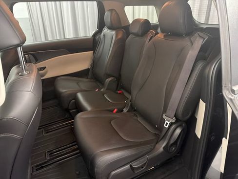 Used 2024 Kia Carnival LX FWD image 12