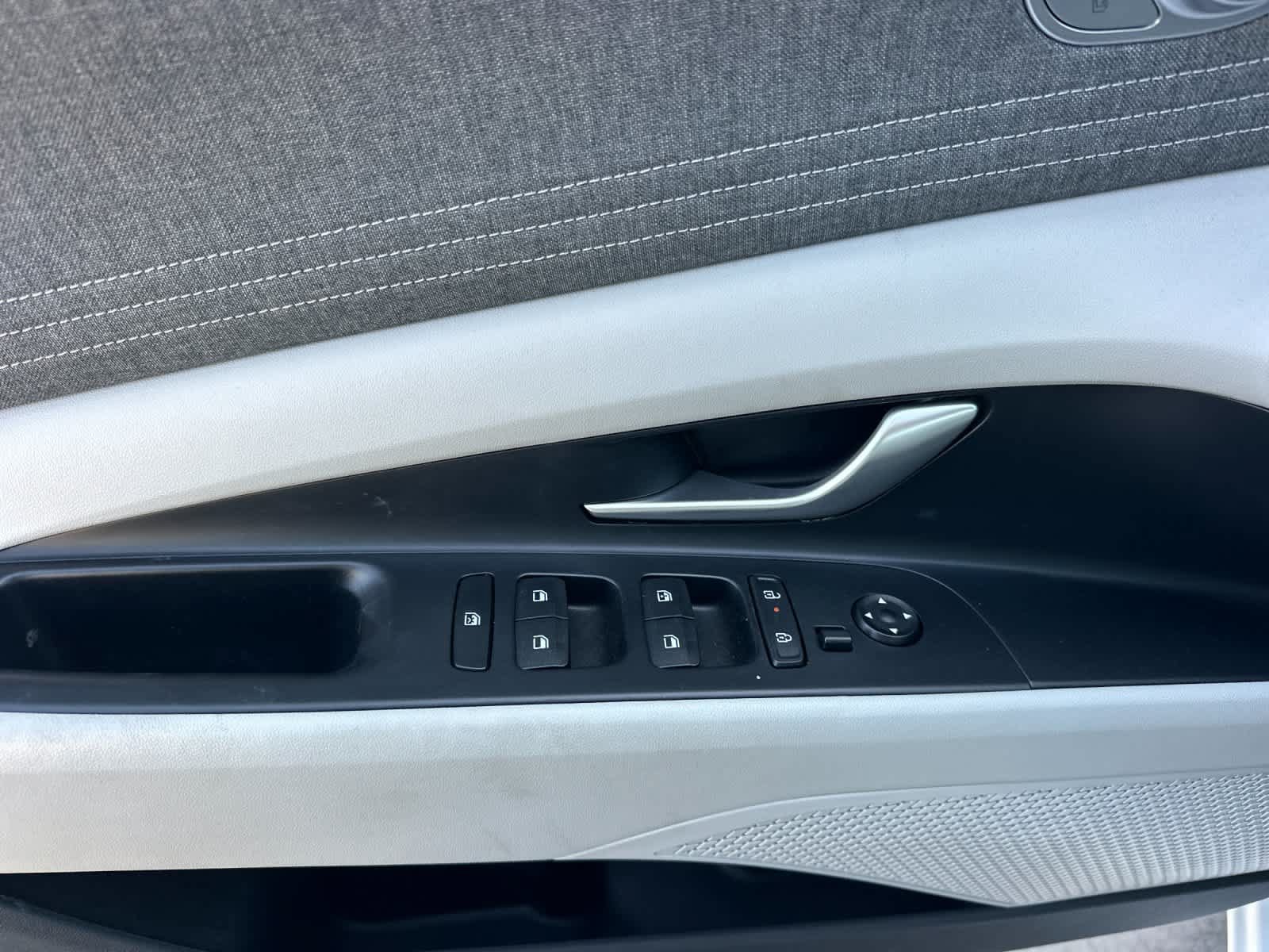 Certified 2025 Hyundai Elantra Limited FWD image 13
