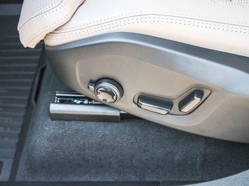 New 2026 Volvo XC90 B6 Ultra w/ Protection Package image 31