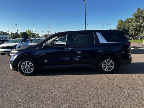 Used 2024 Kia Carnival LX image 3