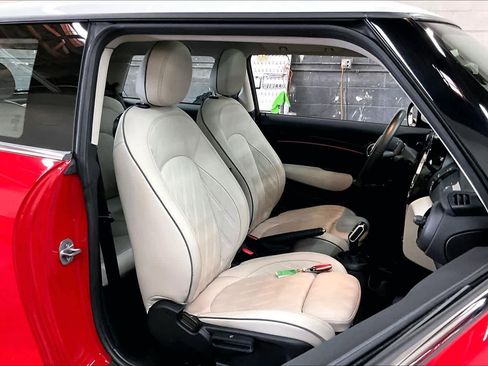 Used 2023 MINI Cooper 2-Door Hardtop w/ Signature Upholstery Package image 10