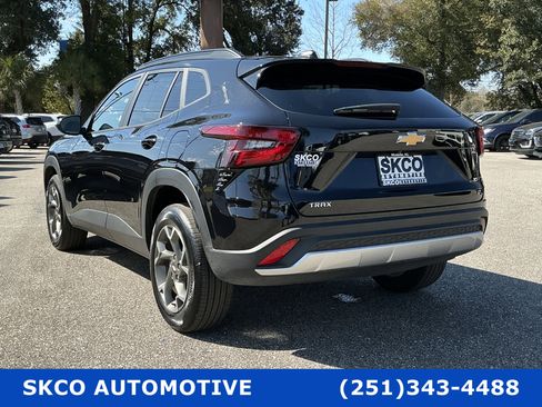 Used 2025 Chevrolet Trax LT w/ LT Convenience Package image 3