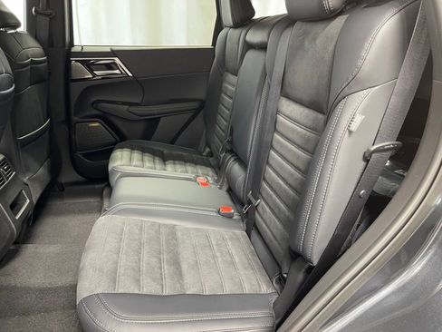 New 2025 Mitsubishi Outlander SE image 24