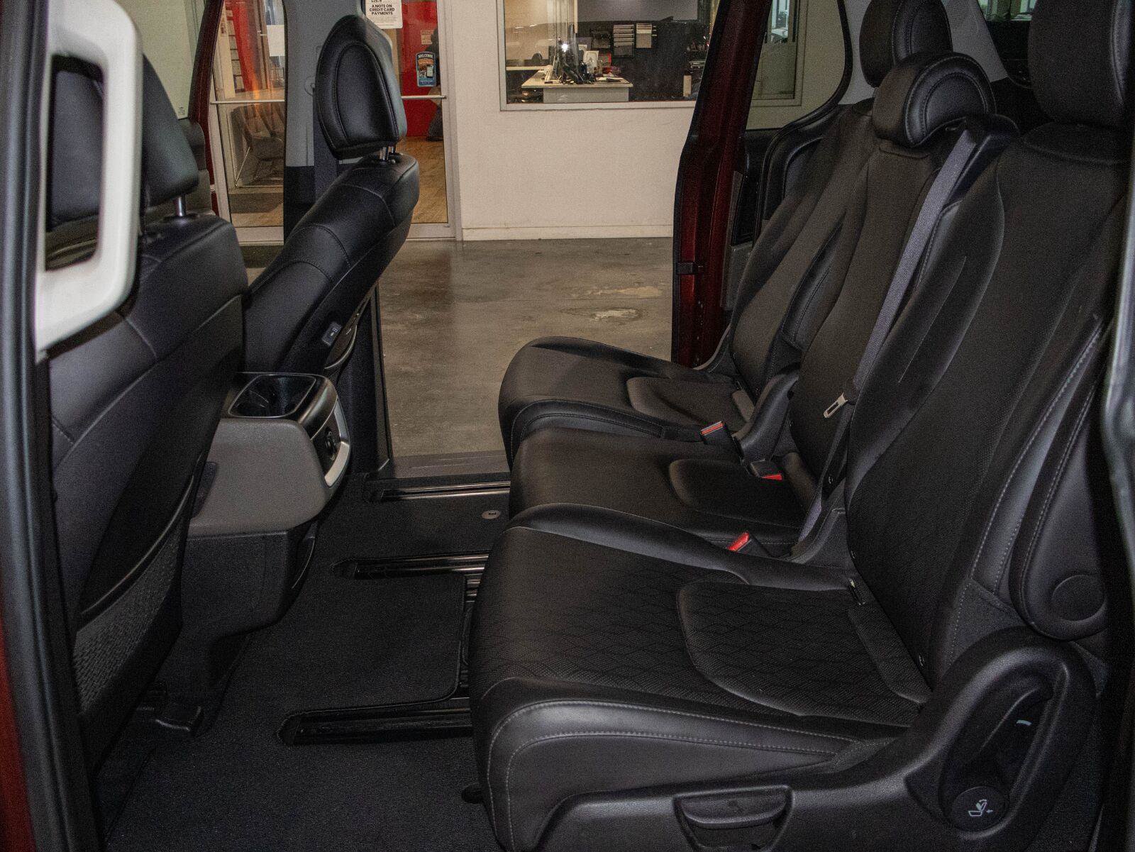 Used 2026 Kia Carnival FWD image 14
