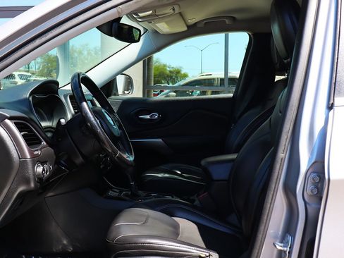 Used 2019 Jeep Cherokee Latitude Plus w/ Comfort/Convenience Group FWD image 38