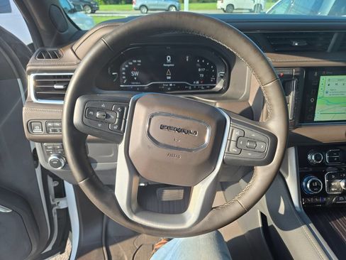 Used 2023 GMC Yukon XL Denali AWD/4WD image 11