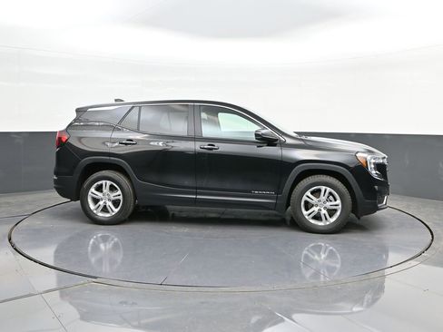Used 2024 GMC Terrain SLE image 25