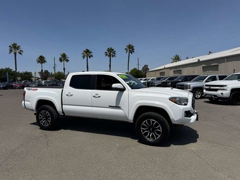 Used 2021 Toyota Tacoma TRD Sport w/ Technology Package image 16