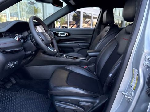 Used 2025 Jeep Compass Trailhawk AWD/4WD image 9