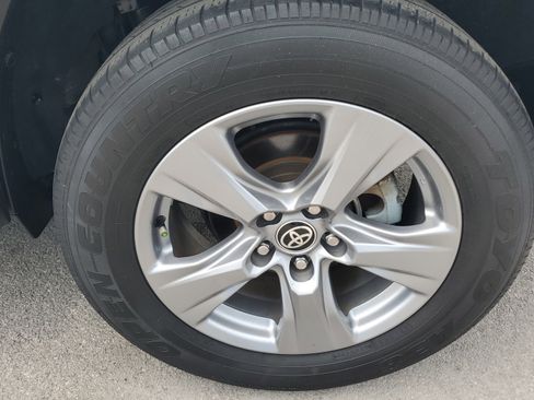 Used 2022 Toyota RAV4 XLE image 32