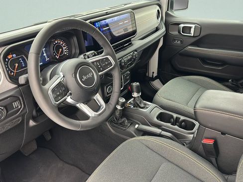 Used 2025 Jeep Wrangler Unlimited Sahara AWD/4WD image 13