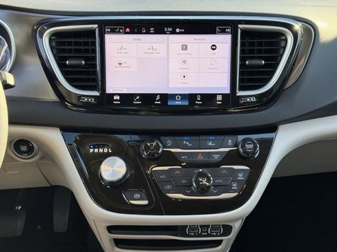 Used 2024 Chrysler Pacifica Touring-L image 14