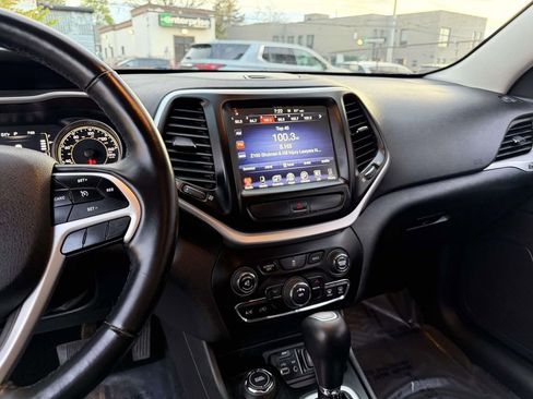 Used 2018 Jeep Cherokee Latitude Plus w/ Cold Weather Group AWD/4WD image 22