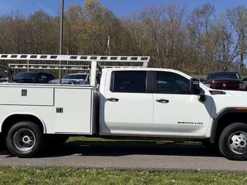 Used 2023 GMC Sierra 3500 Pro w/ Convenience Package image 4